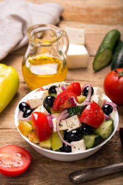 Taze sebzeli Yunan salatası, peynir ve siyah zeytin.