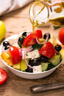 Taze sebzeli Yunan salatası, peynir ve siyah zeytin.