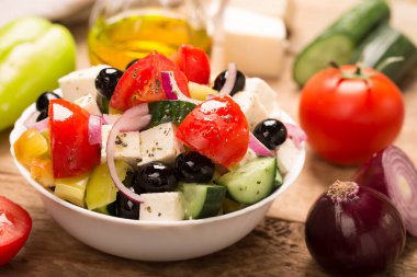 Taze sebze, beyaz peynir ve Siyah Zeytin ile Yunan salatası. Yatay