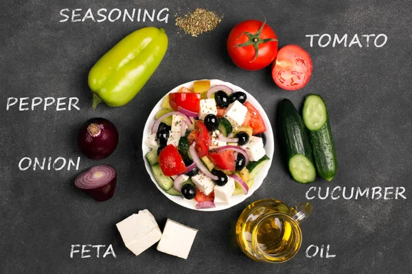 Insalata greca con verdure fresche, formaggio feta e olive nere. Vista dall'alto — Foto Stock
