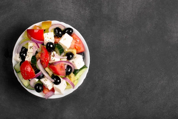 Греческий салат со свежими овощами, сыром фета и черными оливками. Вид сверху — стоковое фото
