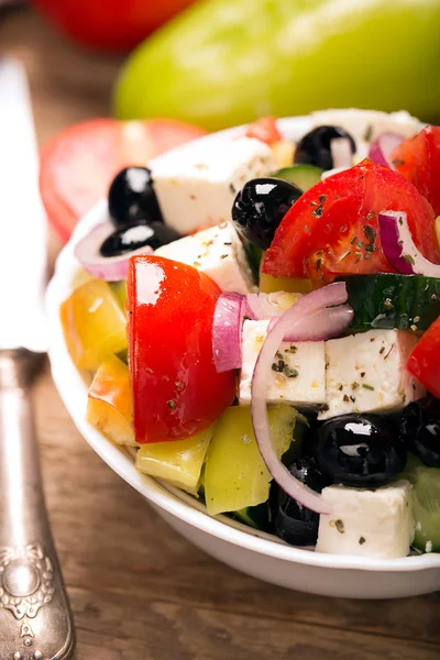 Греческий салат со свежими овощами, сыром фета и черными оливками. Закрыть — стоковое фото