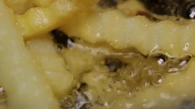 Fast food restoranında kızarmış patates kızartması derin