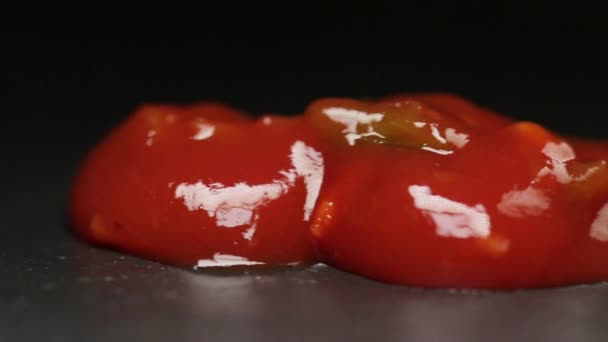 Ketchup en un plato oscuro — Vídeo de stock