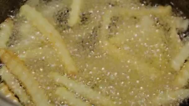 Fast food restoranında kızarmış patates kızartması derin — Stok video