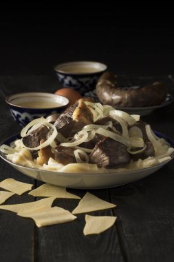 Ulusal kazak çanak - Beshbarmak