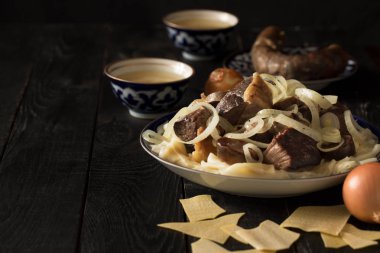 Ulusal kazak çanak - Beshbarmak