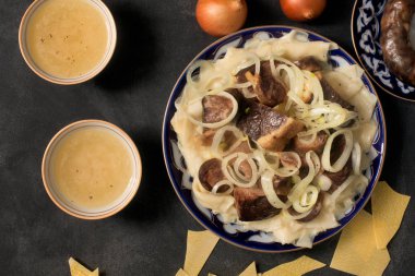 Ulusal kazak çanak - Beshbarmak ve et bouillon