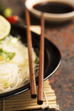 Siyah plaka üzerinde Çin yemek çubukları