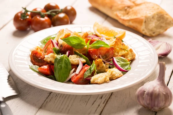 İtalyan meze salata domates, ekmek ve bazil — Stok fotoğraf