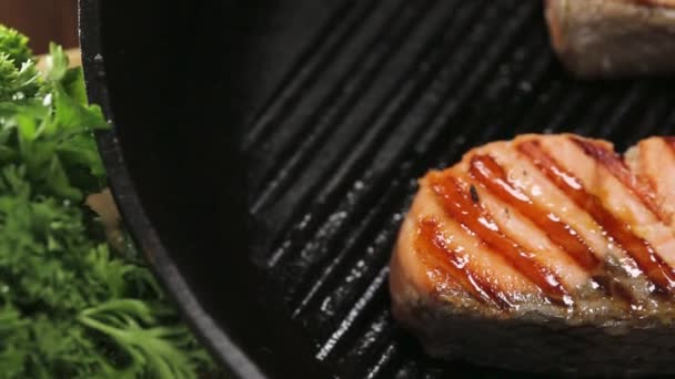 Preparing salmon fillets on the grill pan — Stock Footage Preparing salmon fillets on the grill pan Video Clip