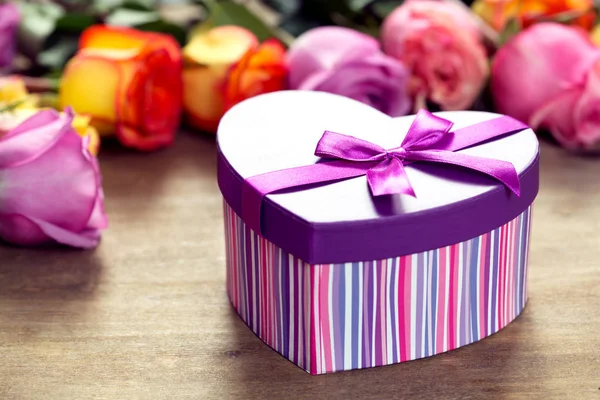 最前線、紫と黄色のバラのプレゼント ボックス — ストック写真