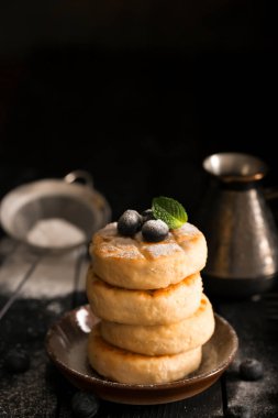 Çilek ile bir tabakta tatlı peynirli gözleme