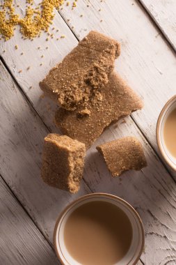 Doğu tatlılar. Asya lezzetleri - kazak jent beyaz tahta masada. Sütlü çay