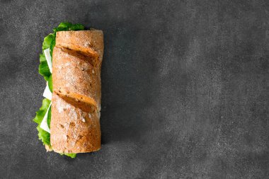 Avokado ve peynir beyaz peynir sandviç