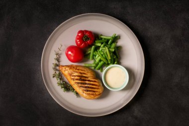 Marine edilmiş ızgara sağlıklı tavuk göğsü sebze ile devam eder.