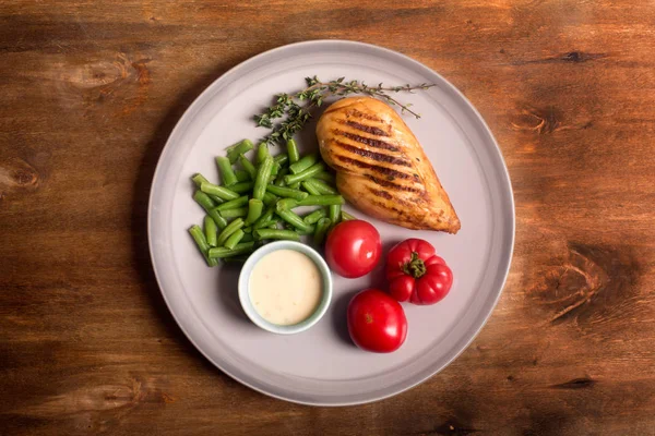 マリネの健康的な鶏胸肉のグリル野菜を添え — ストック写真