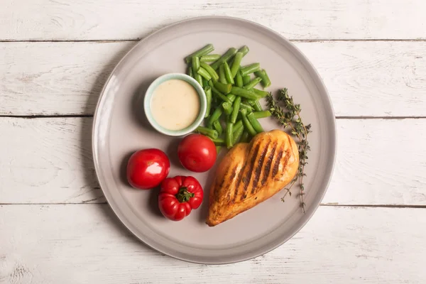 マリネの健康的な鶏胸肉のグリル野菜を添え — ストック写真