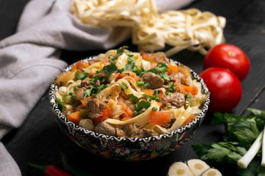 Geleneksel Asya şehriye lagman sebze ve et ile