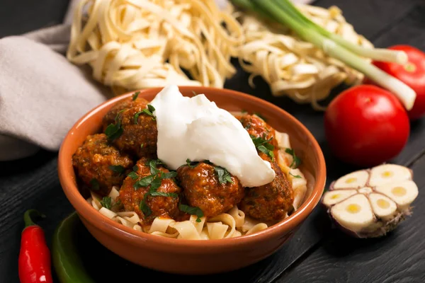 Bolas de carne con salsa de tomate y pasta, primer plano —  Fotos de Stock