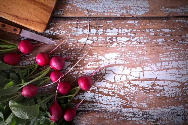 Taze çiftlik sebze-turp, ahşap rustik zemin üzerine