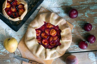 Hazırlanan hamur ve Erik geleneksel rustik kek