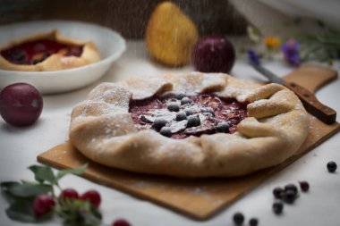 Hazırlanan hamur ve Erik geleneksel rustik kek ile pudra şekeri toz