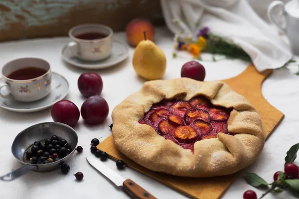 Geleneksel rustik pasta hamur ve Erik hazırladı. Rustik tarzı natürmort