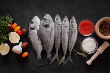 Akdeniz balık - dorado, uskumru ve sebze tahtada. Üstten Görünüm