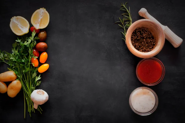 Akdeniz yemekleri sebze ve soslar tahtada. Üstten Görünüm — Stok fotoğraf