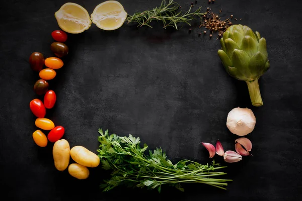 Verduras y salsas mediterráneas en la pizarra. Vista superior — Foto de Stock