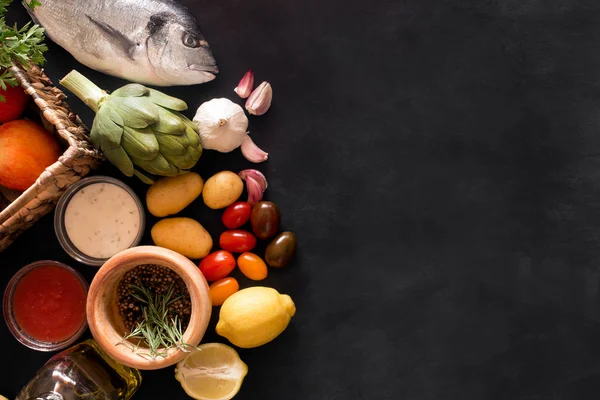 Середземноморська риба - Дорадо і овочі на дошці. вид зверху — стокове фото