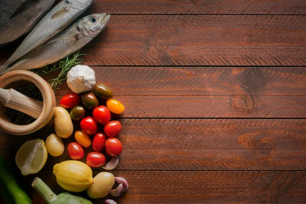 Alimentos orgánicos frescos: pescado y verduras naturales en la superficie de madera —  Fotos de Stock