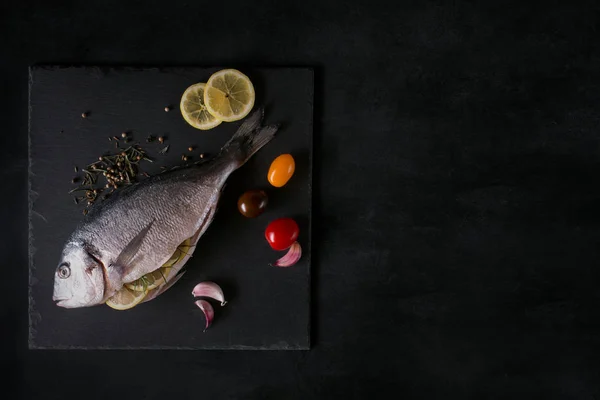 Fisk från Medelhavet - dorado och grönsaker, citron — Stockfoto