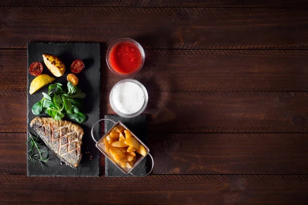 Taze salata ve sebze ile pişmiş dorado. Üstten Görünüm