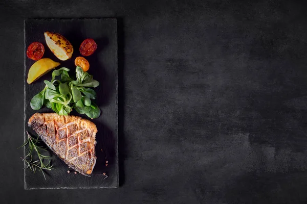 Taze salata ve sebze ile pişmiş dorado. Üstten Görünüm