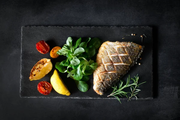 Gebackenes Dorado mit frischem Salat und Gemüse. Ansicht von oben — Stockfoto