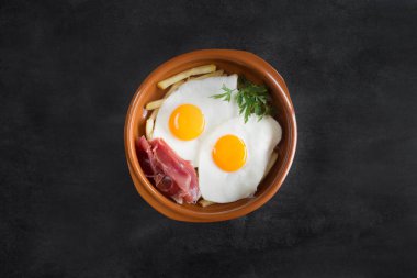 Geleneksel İspanyol öğle yemeği - kızarmış patates, kızarmış yumurta domuz eti dilimleri jamon tedavi