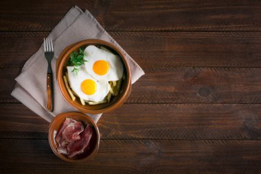 Geleneksel İspanyol öğle yemeği - kızarmış patates, kızarmış yumurta domuz eti dilimleri jamon tedavi. Metniniz için kopya alanı