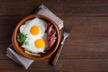 Geleneksel İspanyol öğle yemeği - kızarmış patates, kızarmış yumurta domuz eti dilimleri jamon tedavi. Metniniz için kopya alanı