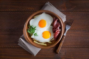 Geleneksel İspanyol öğle yemeği - kızarmış patates, kızarmış yumurta domuz eti dilimleri jamon tedavi