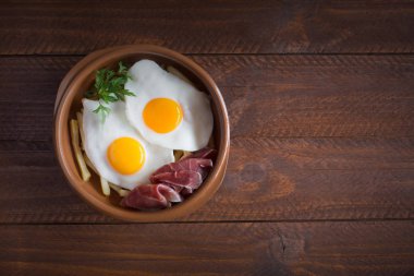 Geleneksel İspanyol öğle yemeği - kızarmış patates, kızarmış yumurta domuz eti dilimleri jamon tedavi