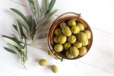 beyaz zemin üzerine taze yeşil zeytin
