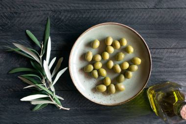 Ahşap arka plan üzerinde taze yeşil zeytin