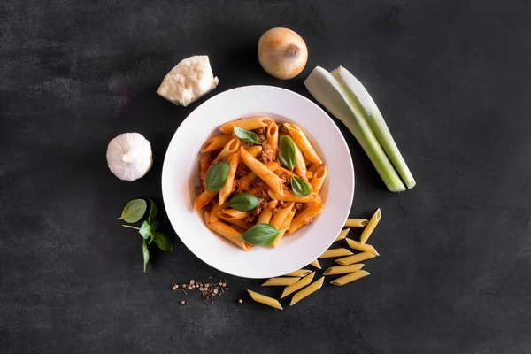 Pasta italiana Penne con salsa boloñesa —  Fotos de Stock