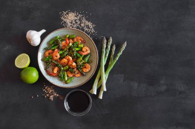 Kuşkonmaz ve tabak karides salatası