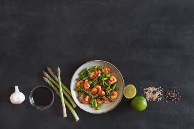 Kuşkonmaz ve tabak karides salatası