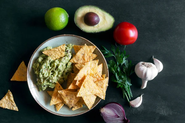 Guacamole tortilla cips ve malzemeler ile tabak