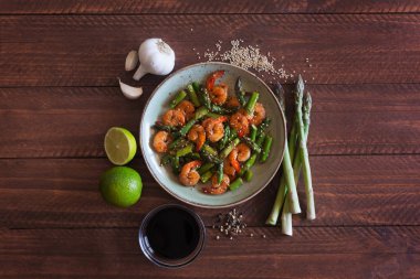 Kuşkonmaz ve tabak karides salatası