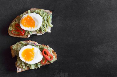 Sağlıklı kahvaltı-sandviç Guakamole, biber ve haşlanmış tavuk yumurta ile hazırlanan